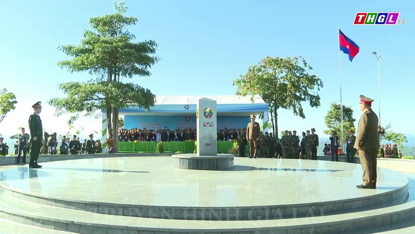 Bộ trưởng Bộ Quốc phòng Việt Nam – Lào – Campuchia thực hiện nghi thức chào và tô son cột mốc ba biên