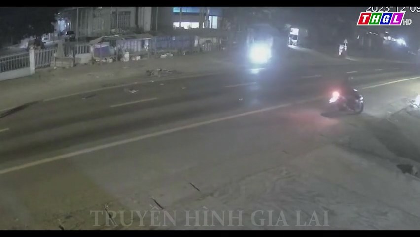 Tông mạnh vào đuôi xe công nông, 1 thanh niên bị thương nặng