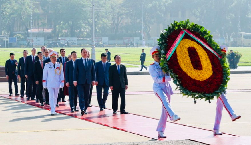 Thủ tướng Cộng hòa Belarus vào Lăng viếng Chủ tịch Hồ Chí Minh