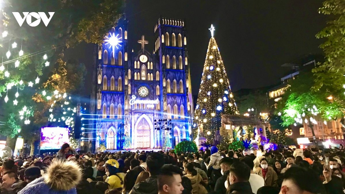 Hàng nghìn người dân Hà Nội đổ ra đường đón Giáng sinh