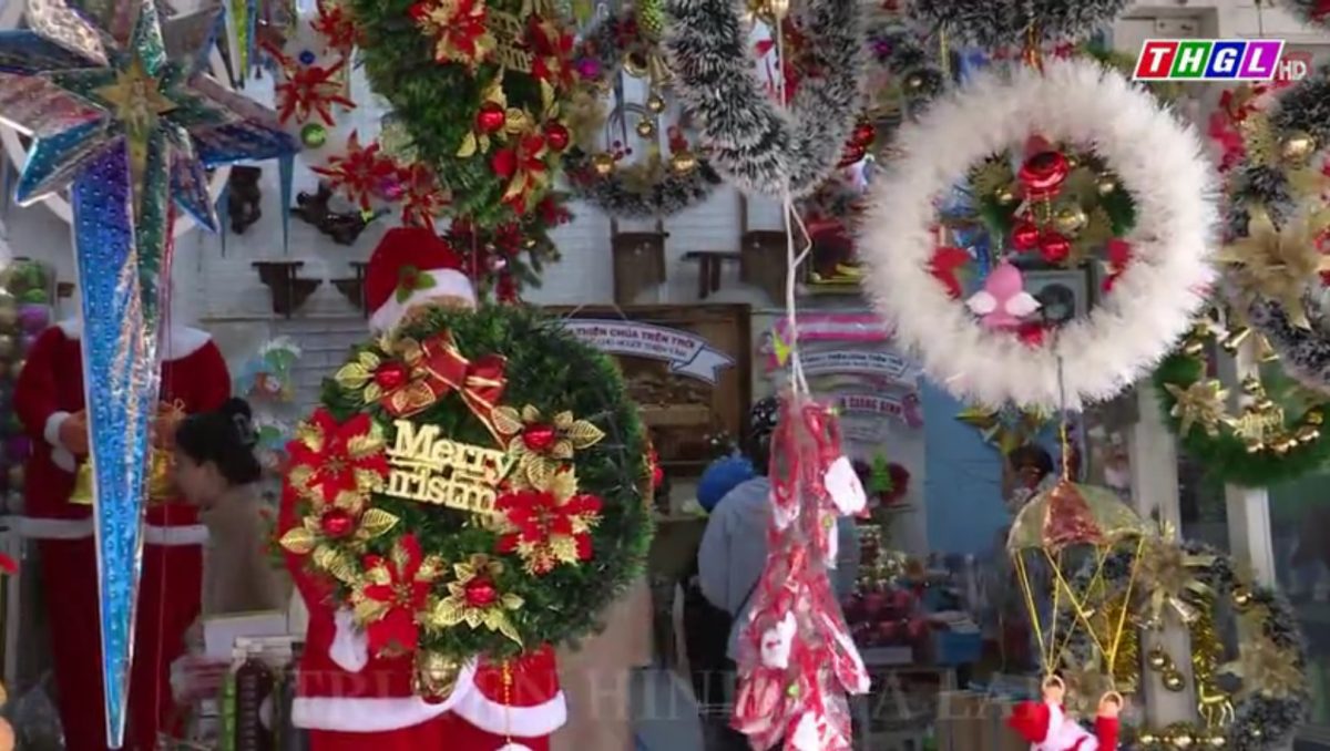 Thị trường phụ kiện trang trí dịp Giáng sinh 2023