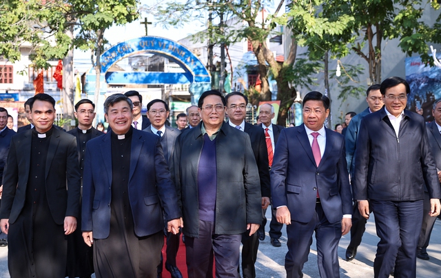 Thủ tướng chuyển lời chúc mừng Giáng sinh của Tổng Bí thư Nguyễn Phú Trọng tới đồng bào Công giáo