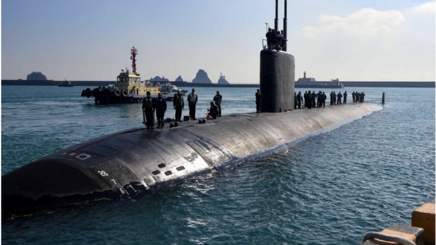 Tàu ngầm hạt nhân Mỹ tới Hàn Quốc, Triều Tiên phóng tên lửa