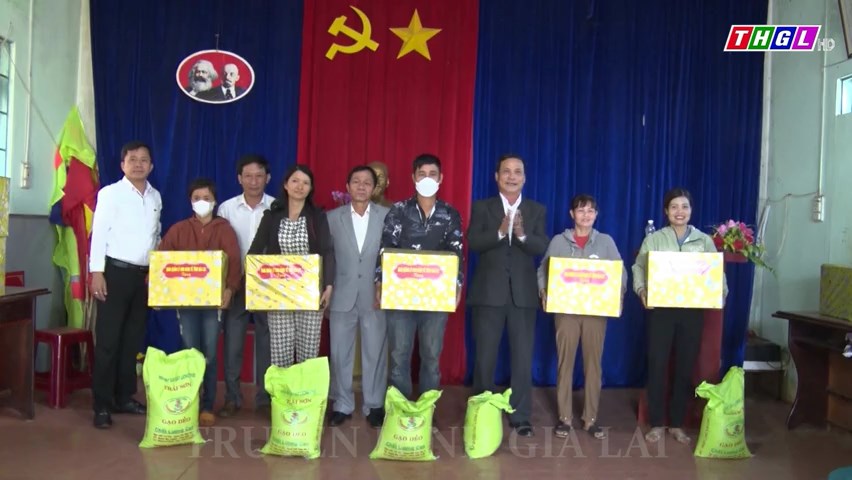 Ban Quản lý Khu Kinh tế tỉnh Gia Lai thăm, tặng quà và chúc Tết các đơn vị quân đội, các xã biên giới thuộc huyện Đức Cơ