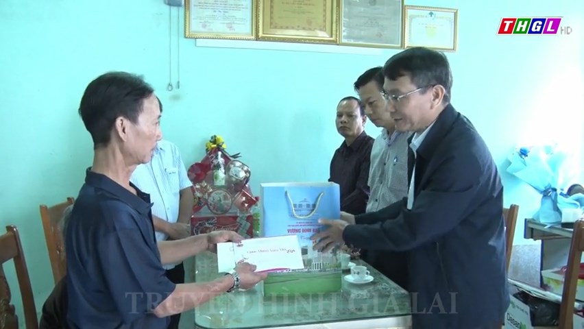 Bí thư Thành ủy Pleiku Trịnh Duy Thuân thăm, chúc Tết 5 Mẹ Việt Nam Anh hùng