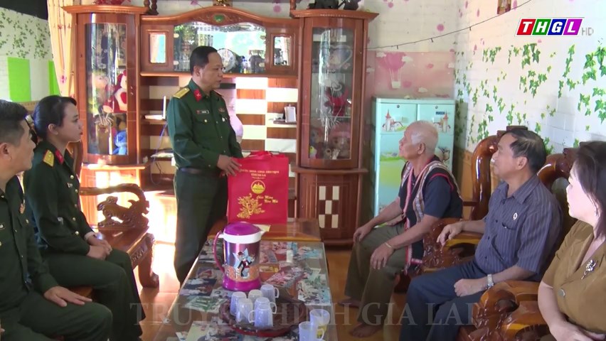 Đại tá Lê Kim Giàu thăm, tặng quà các gia đình chính sách tại huyện Đức Cơ