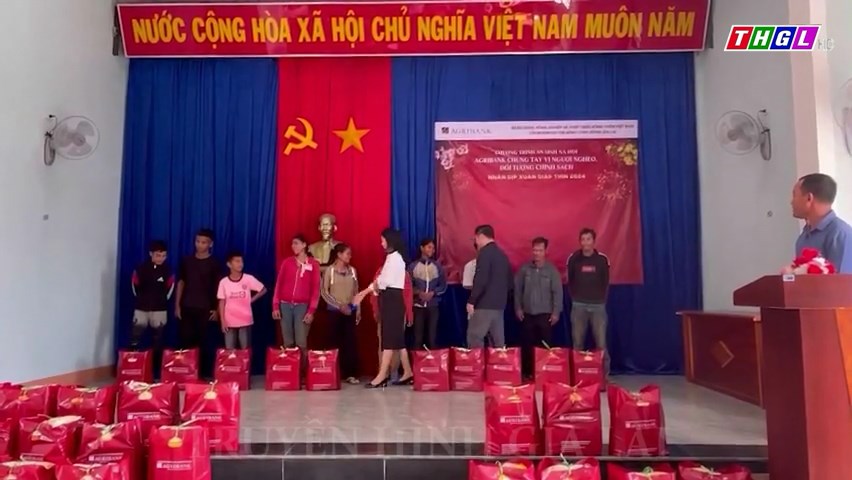 Agribank Chi nhánh huyện Kông Chro: Tặng 107 suất quà cho người nghèo huyện Kông Chro