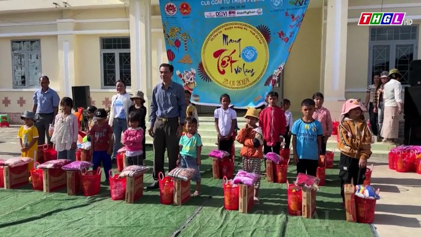 Câu lạc bộ Cơm từ thiện Pleiku tổ chức Chương trình “Mang Tết về làng 2024” tại huyện Krông Pa
