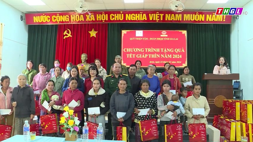 Đại biểu Quốc hội tỉnh Gia Lai tặng quà Tết cho các hộ nghèo tại huyện Mang Yang và huyện Đak Đoa