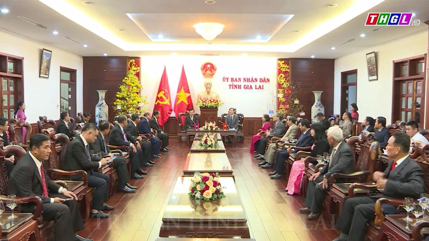 Đoàn cán bộ cấp cao tỉnh Chăm-pa-sắc (Lào) thăm, chúc Tết Cổ truyền Việt Nam tại UBND tỉnh Gia Lai