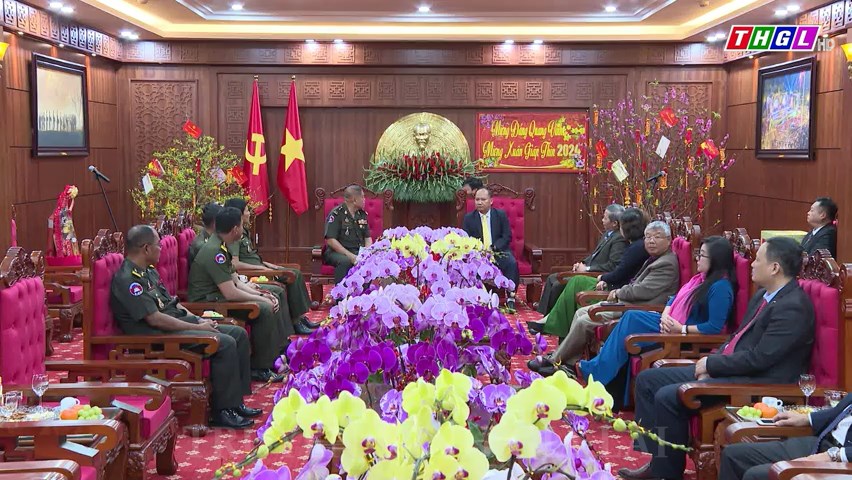 Phó Bí thư Tỉnh ủy Gia Lai Rah Lan Chung tiếp Đoàn đại biểu Bộ Tư lệnh Quân khu 1, Quân đội Hoàng gia Campuchia sang thăm, chúc Tết