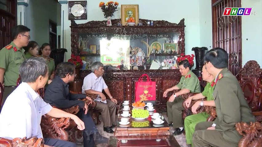Đồng chí Giám đốc Công an tỉnh Gia Lai Rah Lan Lâm thăm, tặng quà Tết tại huyện Chư Prông
