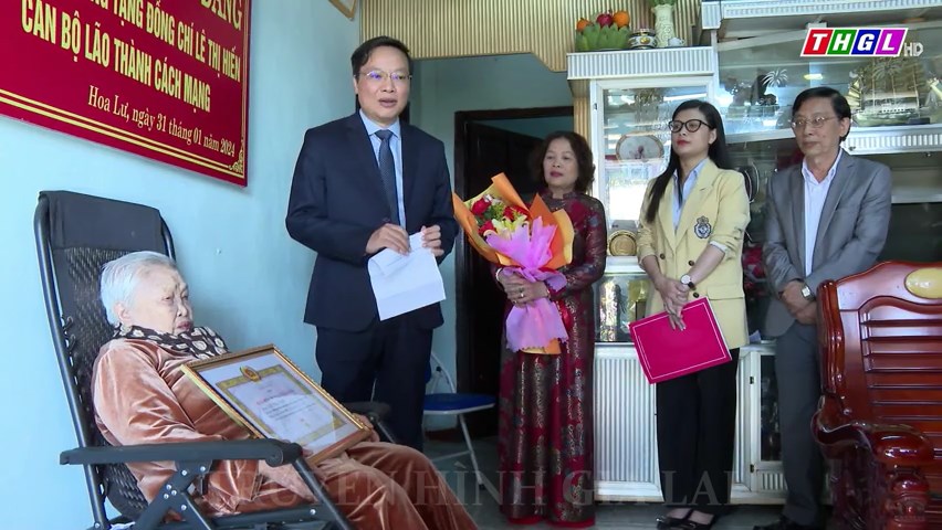 Phó Bí thư Tỉnh ủy, Chủ tịch UBND tỉnh Trương Hải Long trao Huy hiệu 80 năm tuổi Đảng cho đảng viên Lê Thị Hiến