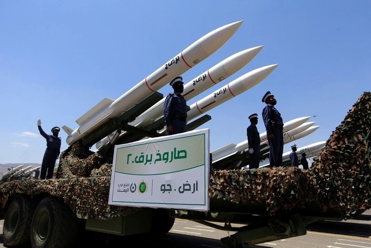 Houthi bắn 3 tên lửa vào tàu Mỹ trên Biển Đỏ, Iran cảnh báo chiến sự lan rộng