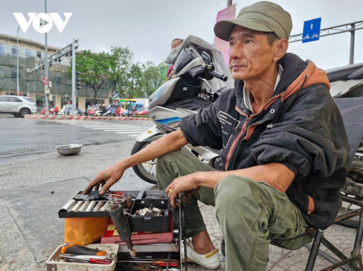 Người đàn ông nghèo 30 năm sửa xe miễn phí ở Đà Nẵng