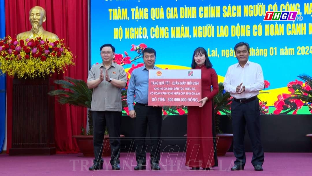 Chủ tịch Quốc hội Vương Đình Huệ tặng quà Tết tại tỉnh Gia Lai