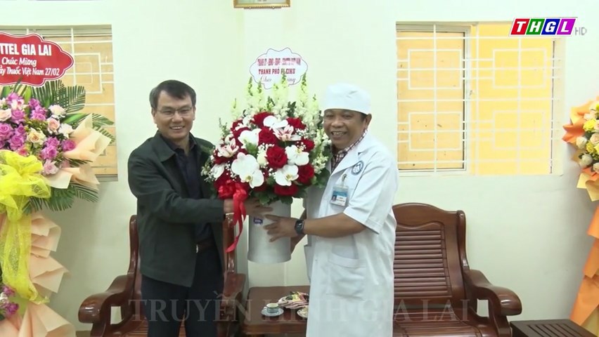 Bí thư Thành ủy Pleiku Trịnh Duy Thuân thăm, chúc mừng Trung tâm Y tế TP. Pleiku
