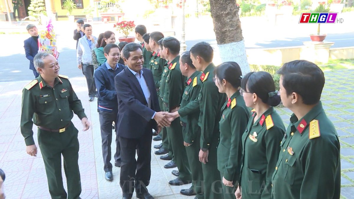 Bí thư Tỉnh ủy Hồ Văn Niên thăm, chúc Tết gia đình và các đồng chí nguyên Bí thư Tỉnh ủy cùng các đơn vị quân đội đóng quân trên địa bàn tỉnh