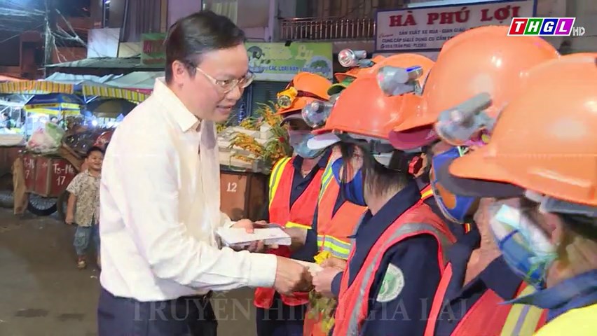 Đồng chí Trương Hải Long – Phó Bí thư Tỉnh ủy, Chủ tịch UBND tỉnh Gia Lai thăm, chúc Tết công nhân thu gom rác, vệ sinh đường phố tại Pleiku