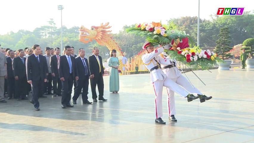 Dâng hoa, dâng hương Chủ tịch Hồ Chí Minh tại Quảng trường Đại Đoàn Kết và viếng Nghĩa trang Liệt sỹ tỉnh Gia Lai