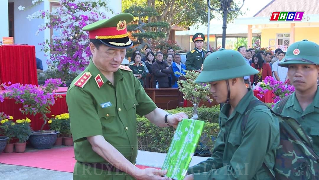 Thứ trưởng Bộ Công an Nguyễn Duy Ngọc dự Lễ giao, nhận quân tại huyện Chư Păh