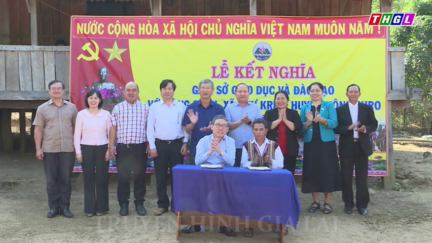 Sở GD&ĐT Gia Lai kết nghĩa với làng Châu, xã Chư Krey, huyện Kông Chro