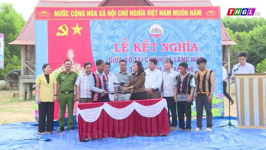 Lễ kết nghĩa giữa Sở Tài chính tỉnh Gia Lai và làng Nhoi, xã Tú An, thị xã An Khê