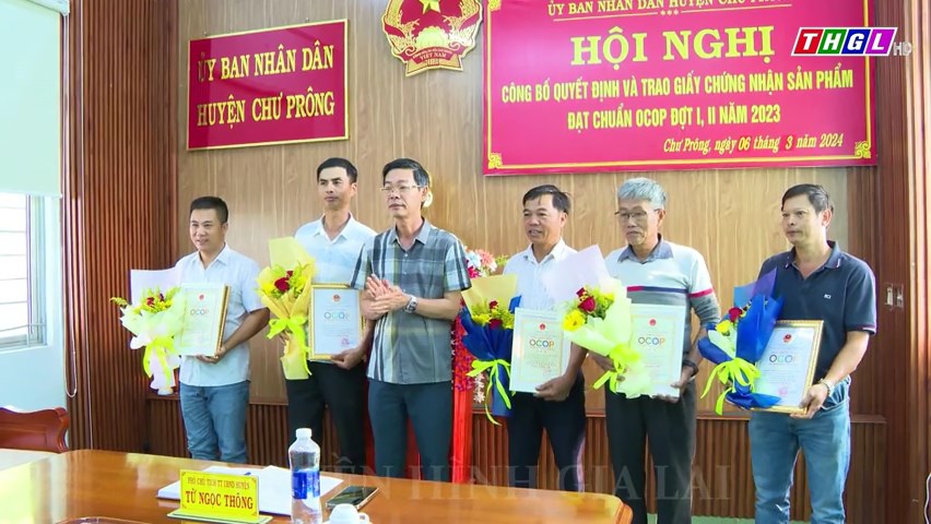 UBND huyện Chư Prông trao Chứng nhận cho các sản phẩm đạt OCOP 03 sao năm 2023.