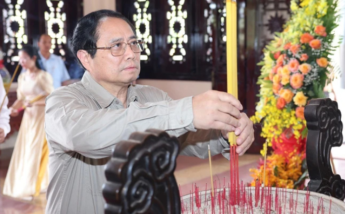 Thủ tướng Phạm Minh Chính dâng hương tưởng niệm Chủ tịch Hội đồng Bộ trưởng Phạm Hùng và Thủ tướng Võ Văn Kiệt