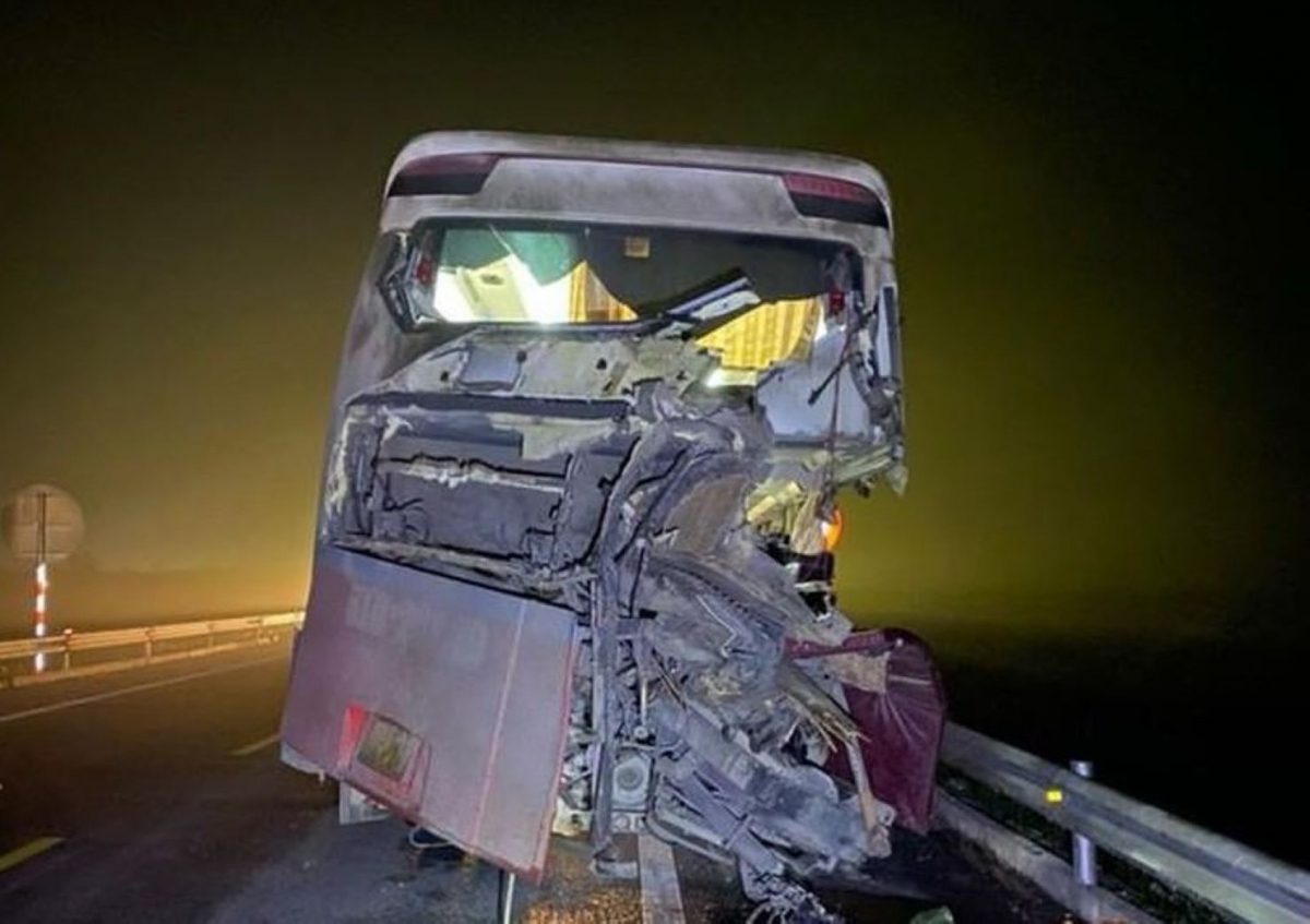 Xe khách đâm vào xe tải dừng đỗ trên cao tốc Cam Lộ – La Sơn làm 2 người tử vong