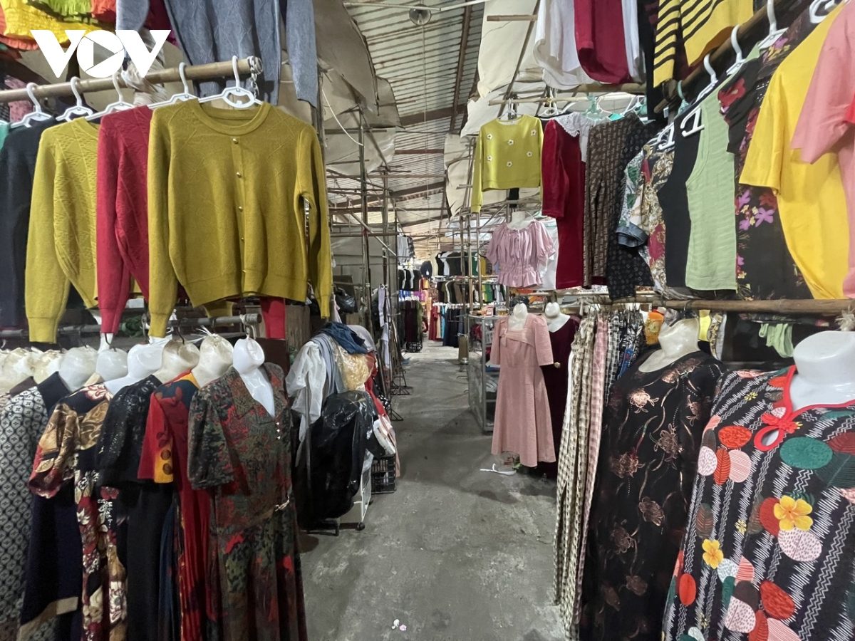 Chợ truyền thống ở Hà Nội đìu hiu, tiểu thương cả ngày bán được vài bộ quần áo