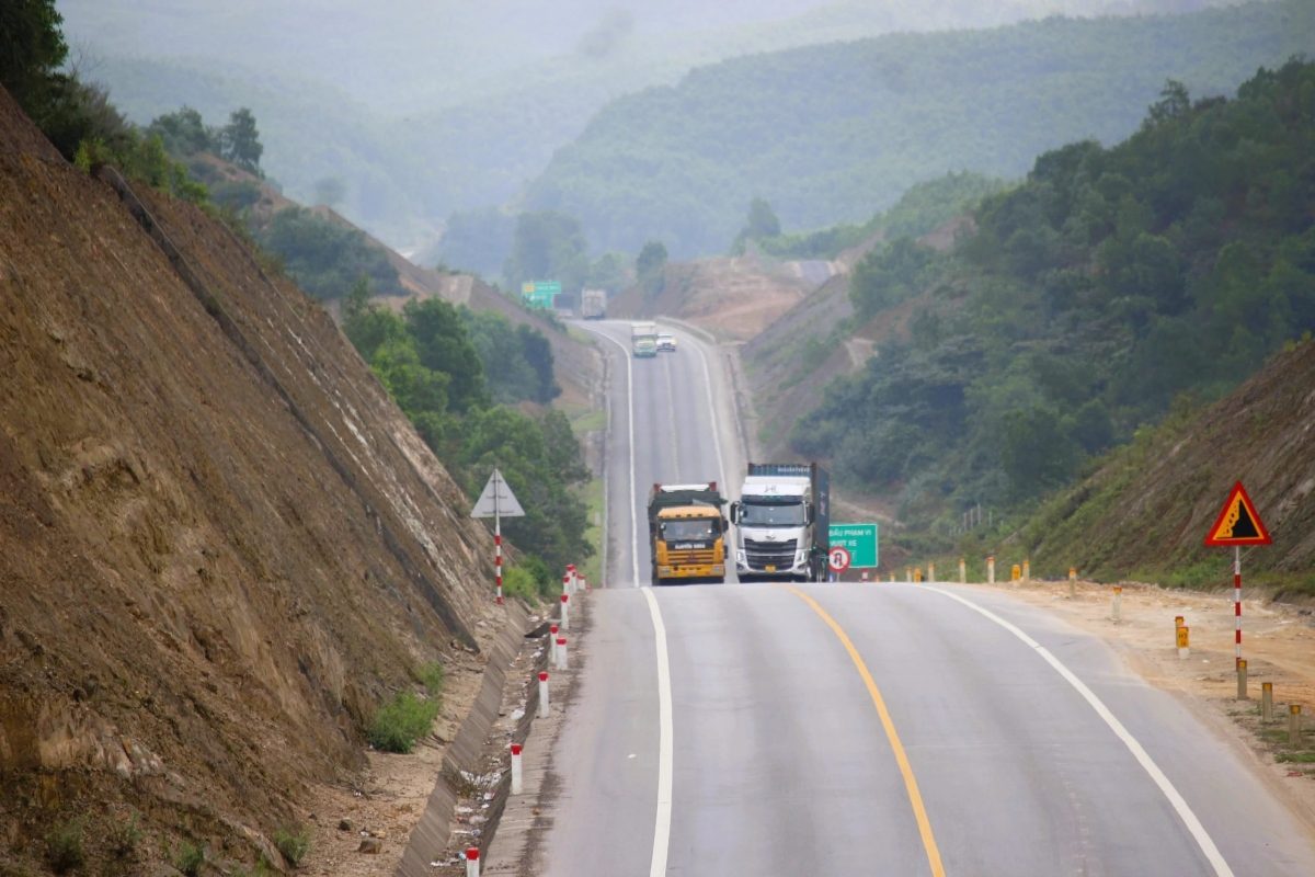 Có nên cấm xe khách, xe tải nặng vào cao tốc Cam Lộ – La Sơn?