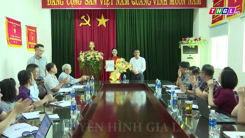 Giám đốc Đài PT – TH Gia Lai khen thưởng đột xuất cho Phát thanh viên Đặng Thị Hoài Thương