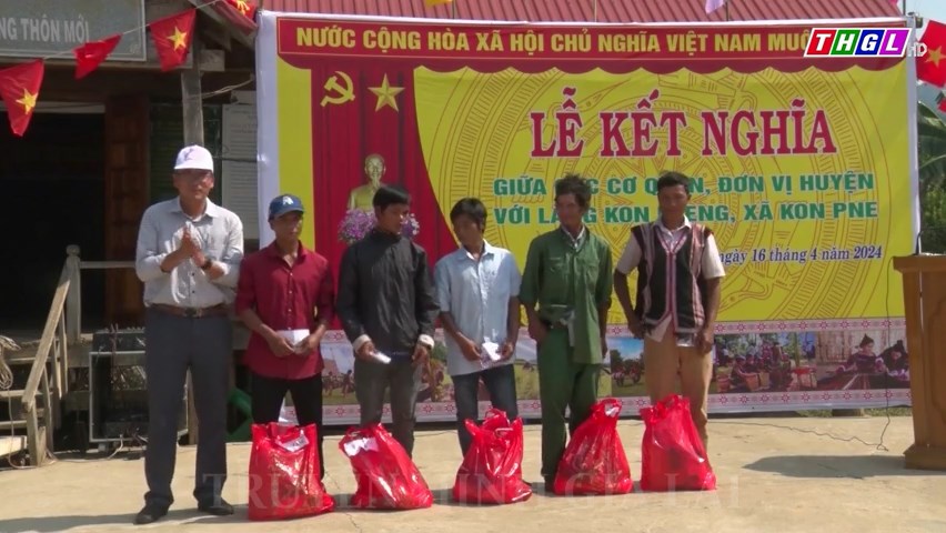 Các cơ quan, đơn vị ở huyện Kbang kết nghĩa với làng Kon Hleng, xã Kon Pne