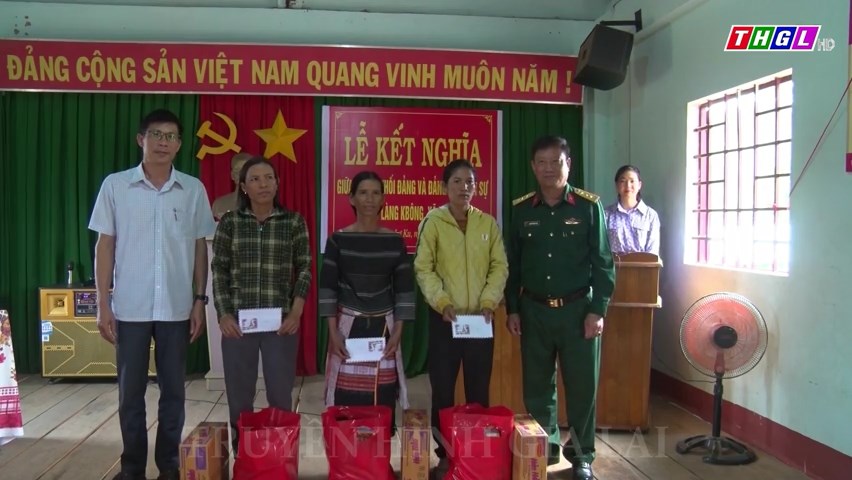 Chi bộ Khối Đảng và Đảng ủy Quân sự huyện Kbang kết nghĩa với làng Kbông, xã Lơ Ku