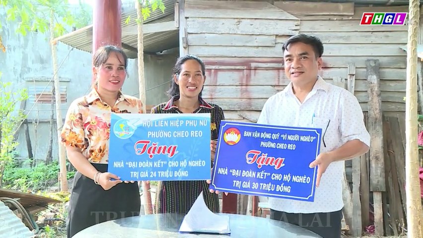 Thị xã Ayun Pa trao nhà Đại đoàn kết cho hộ nghèo