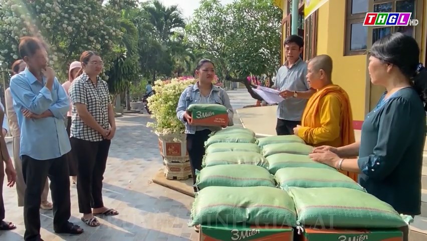 Trao 100 suất quà cho hộ nghèo trên địa bàn thị xã Ayun Pa
