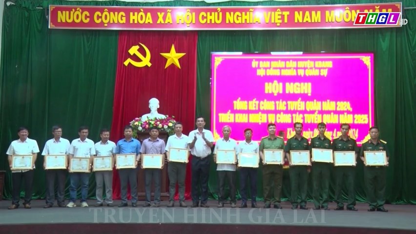 UBND huyện Kbang khen thưởng 14 tập thể và 30 cá nhân có thành tích xuất sắc trong công tác tuyển chọn, gọi công dân nhập ngũ năm 2024
