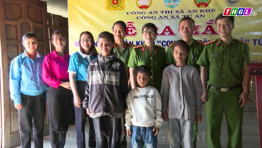 Công an xã Tú An, thị xã An Khê nhận đỡ đầu 3 học sinh dân tộc thiểu số có hoàn cảnh khó khăn