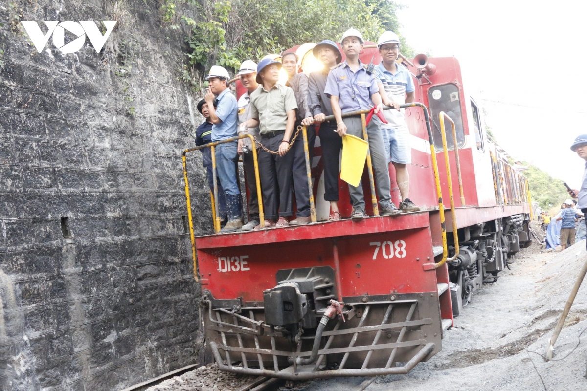 Thông đường sắt Bắc – Nam qua hầm Bãi Gió, tỉnh Khánh Hòa sau 9 ngày ách tắc